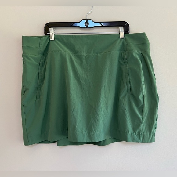 Athleta Dresses & Skirts - ATHLETA Brooklyn Mid Rise 16” Skort in Green, size 22